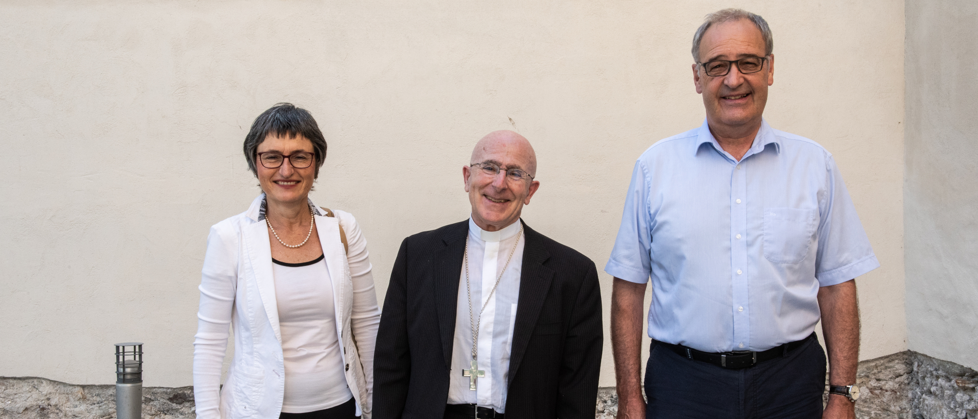 Mgr Joseph Bonnemain est entouré du président de la Confédération Guy Parmelin et de son épouse | © Mattia Vacca