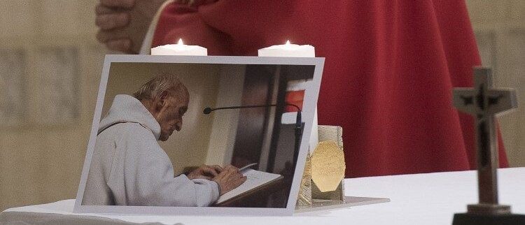 La photo du Père Jacques Hamel sur l'autel lors d'une messe célébrée par le pape François à la Maison Sainte-Marthe   | © Vatican Media