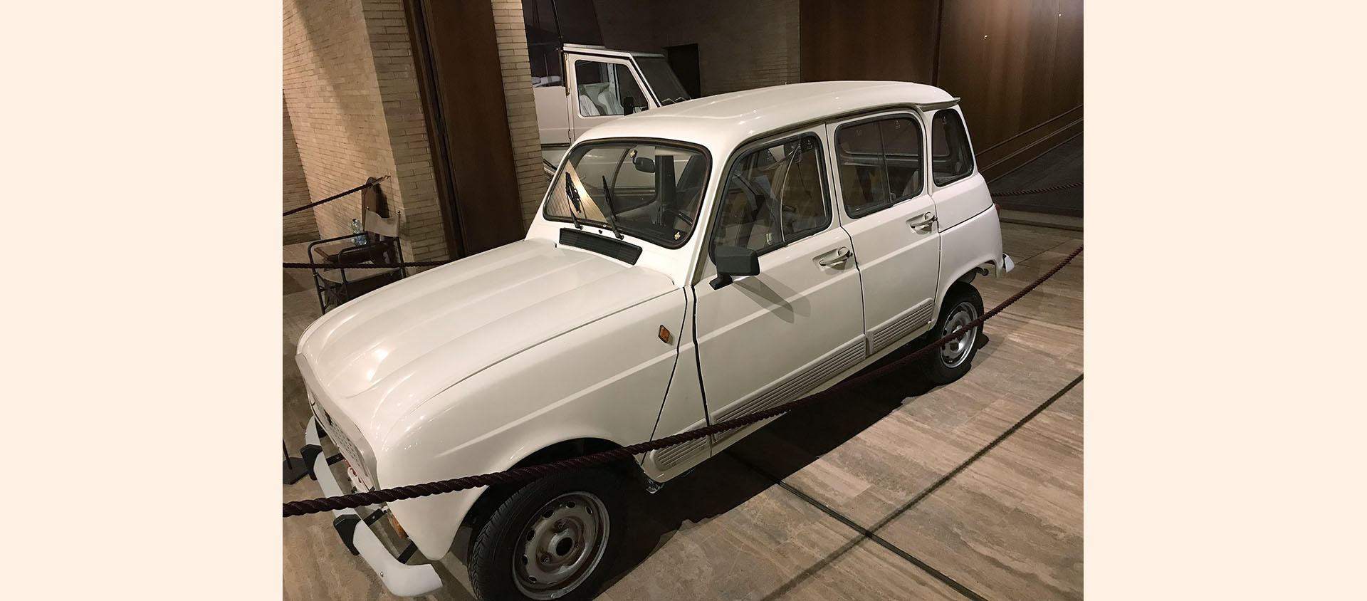 La 4L du pape François garée  au Pavillon des carrosses des Musées du Vatican | © I.MEDIA images