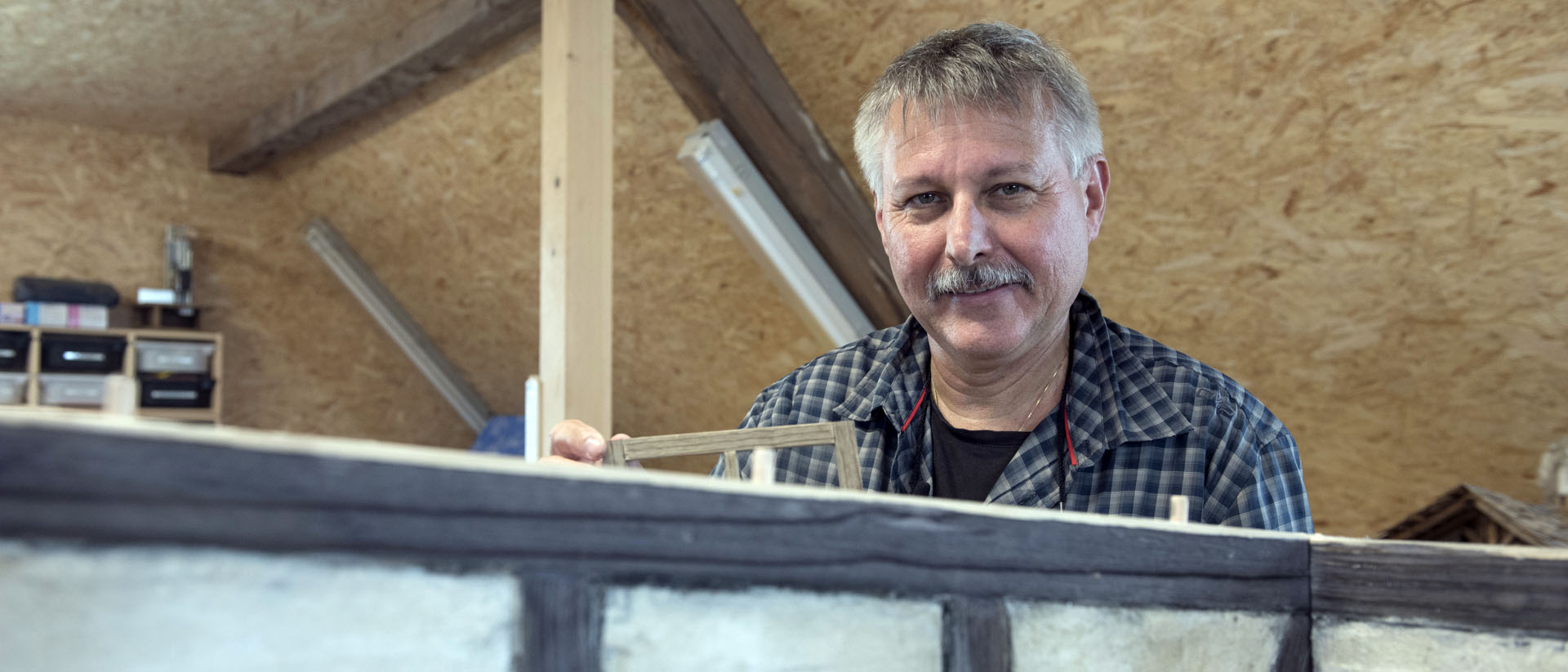 Daniel Kühnis et les membres de son association ont construit de nombreuses crèches | © Ueli Abt