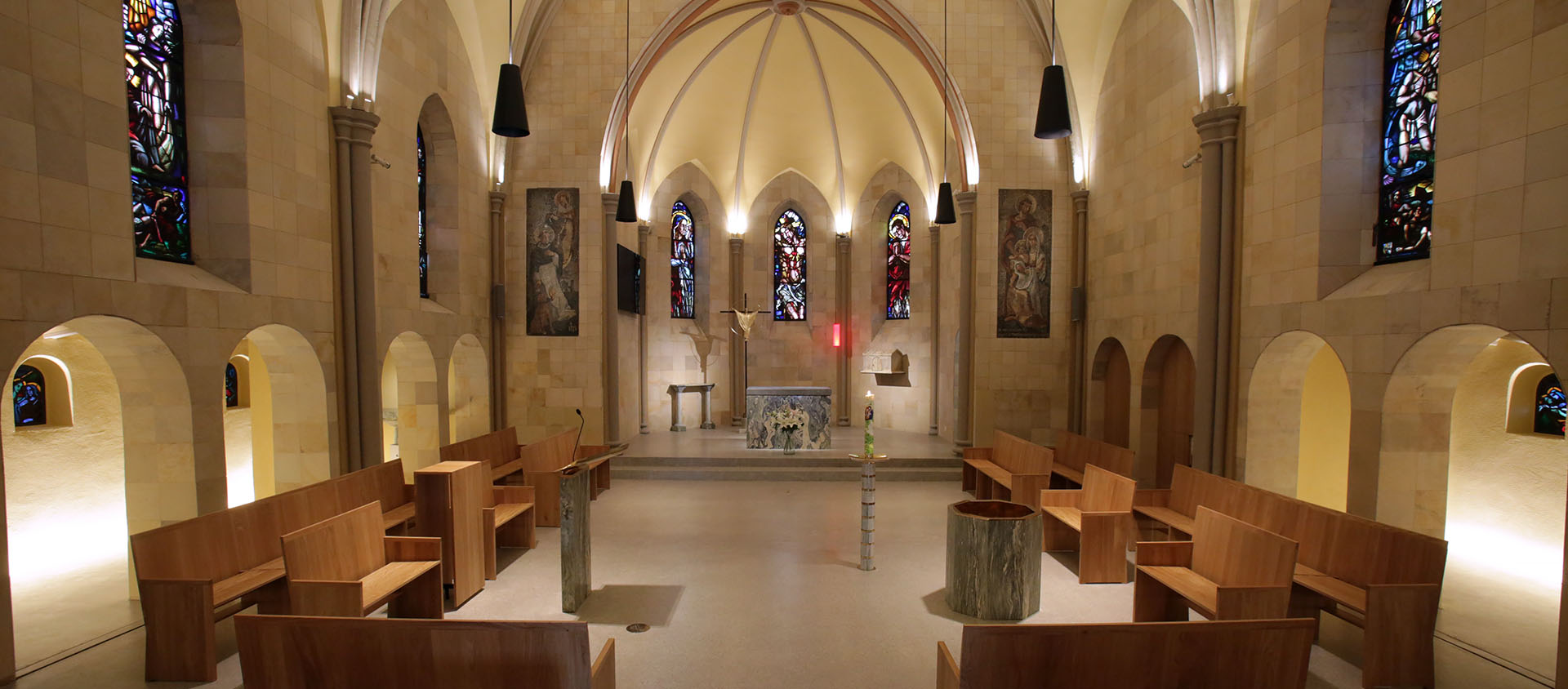 L'église en 2021 avec son espace liturgique entièrement repensé sous la houlette de l'architecte Jean-Marie Duthilleul | © Bernard Hallet