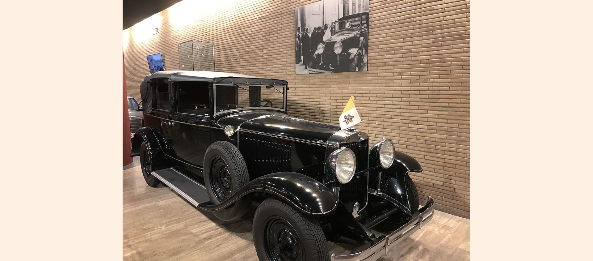 La Graham Paige noire type 837 stationne désormais au Pavillon des carrosses des Musées du Vatican | © I.MEDIA images