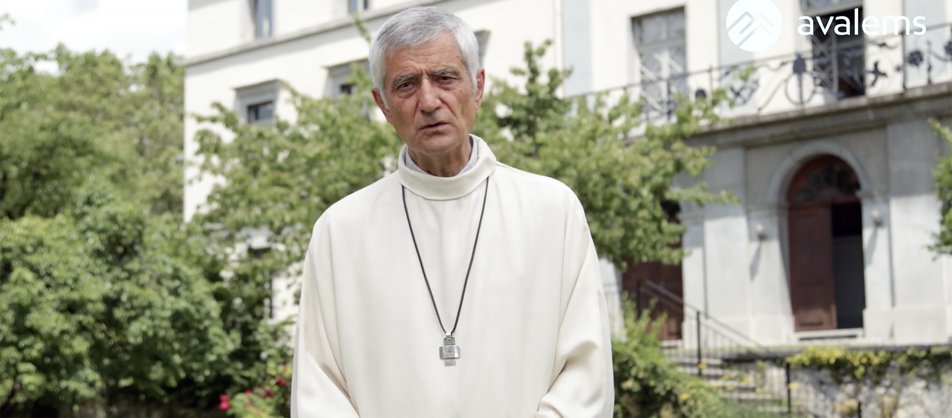 Mgr Jean-Marie Lovey, évêque de Sion, apporte son témoignage dans la vidéo de l'AVALEMS | capture d'écran avalems.ch