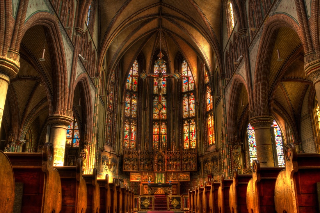Les vitraux des cathédrales sont allés toujours plus haut pour chercher la lumière | © PIXNIO