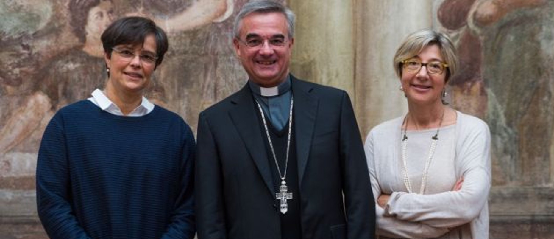 Corinne Zaugg (à dr.), présidente de l'Union des femmes catholiques du Tessin, et Beatrice Brenni, membre,  entourent Mgr Valerio Lazzeri, évêque de Lugano | © catt.ch