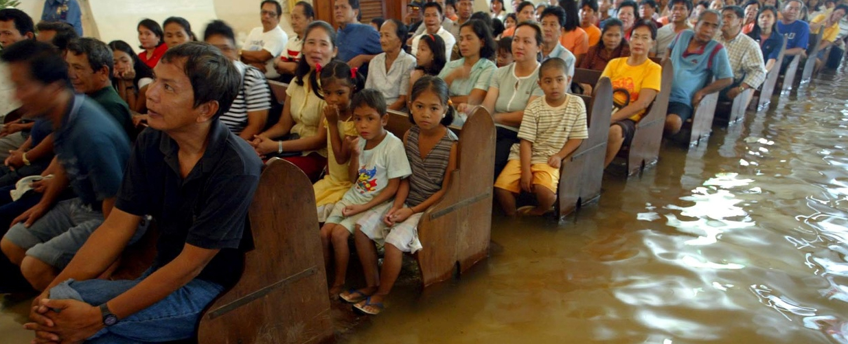 Dans les circonstances de désastres naturels, les catholiques peuvent demande l'aide de figures saintes | photo: église inondée aux Philippines, en 2004 | © KEYSTONE/EPA/DENNIS M. SABANGAN