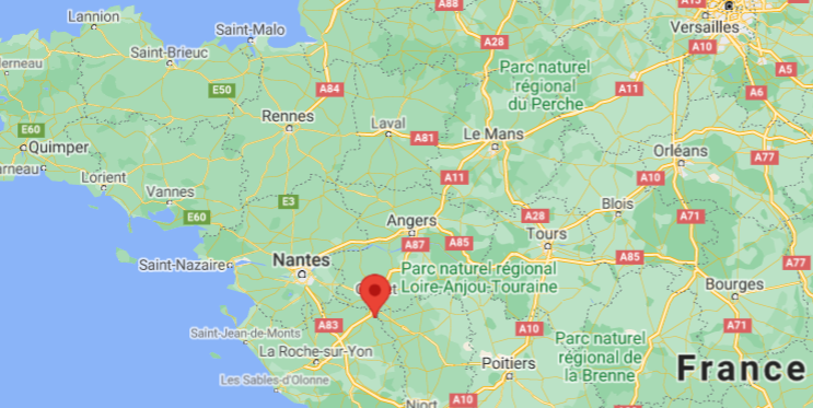 Le prêtre a été tué à Saint-Laurent-sur-Sèvre, en Vendée (capture d'écran Google Maps)