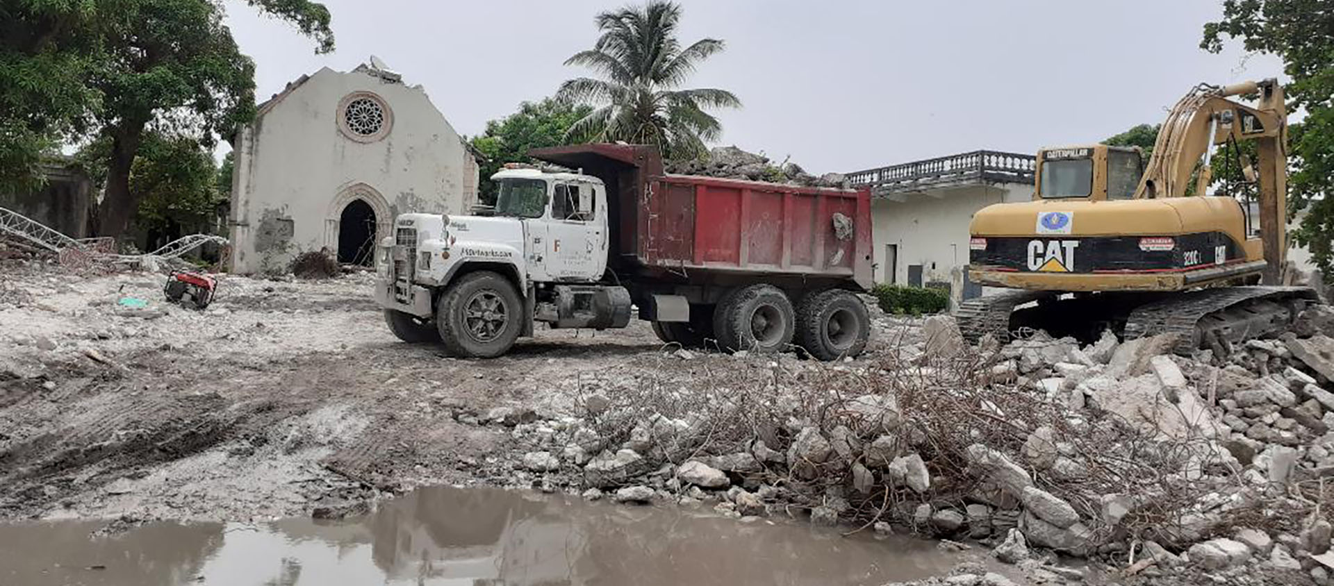 31 août 2021. Un camion emporte les restes de l'évêché des Cayes, totalement détruit par le séisme du 14 août | © Max-Savi Carmel