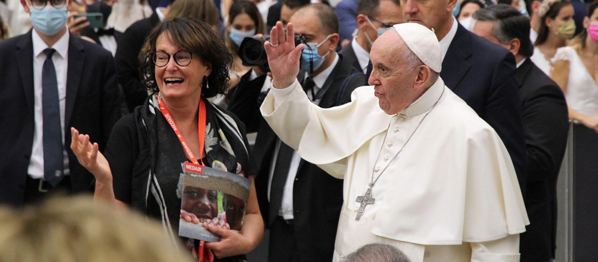 Annick Balloco présente la délégation de Medair au pape François | © Fanny Diedrichs/Medair