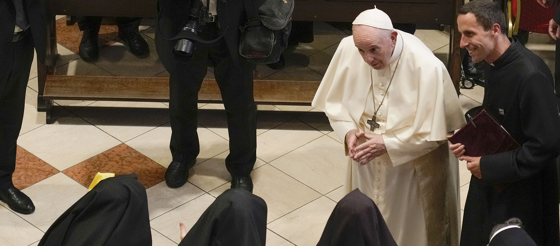 Il convient plutôt de former les personnes à une «relation mûre et libre avec Dieu», a lancé le pape au clergé slovaque | © Keystone