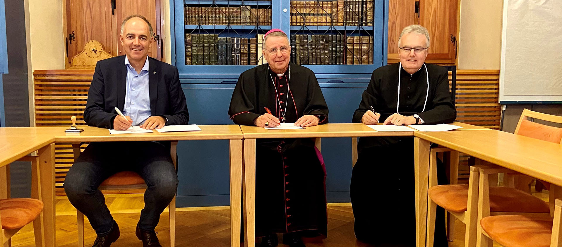 Christophe Darbellay, Mgr Jean Scarcella et le procureur de l’Abbaye, Olivier Roduit ont signé la convention que la Congrégation pour les Instituts de vie consacrée et de vie apostolique, à Rome, devra approuver | © Chancellerie de l’Etat du Valais.