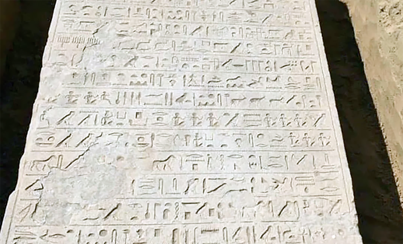 Stèle de la XXVIe dynastie découverte dans un champ près d'Ismaïlia, en Égypte | © Ministère égyptien du tourisme et des antiquités