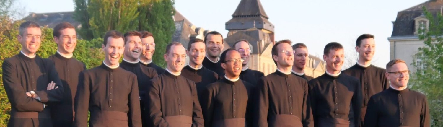 Les prêtres de Saint-Martin portent la soutane pour souci de visibilité et d'évangélisation. | © Communauté Saint-Martin 