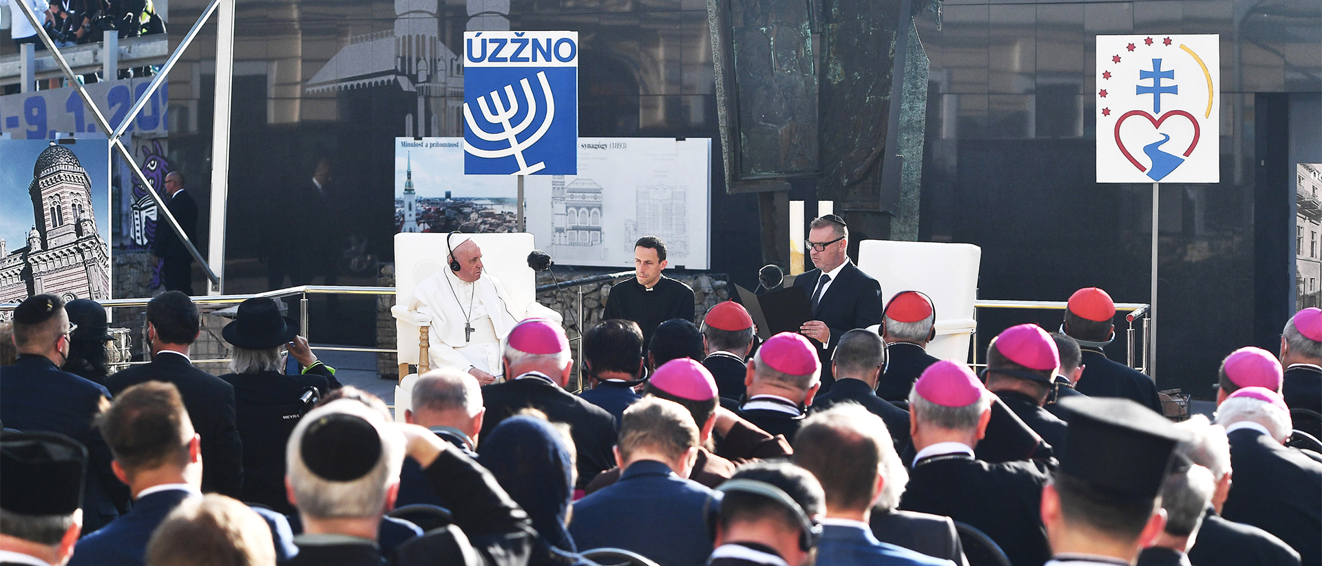 Le pape François avec le président de la communauté juive de Slovaquie, Richard Dudarev, devant le Mémorial de la Shoah de Bratisvala, 13.09.2021 | © Keystone / Luca Zennaro