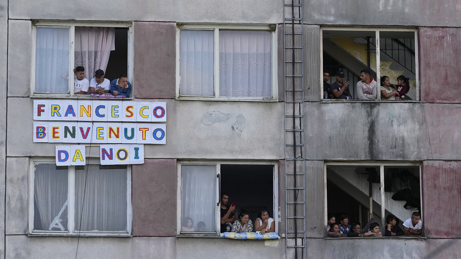 Des résidents roms en train d'assister à la visite du pape à Kosice, Slovaquie | © Keystone - Petr David Josek)