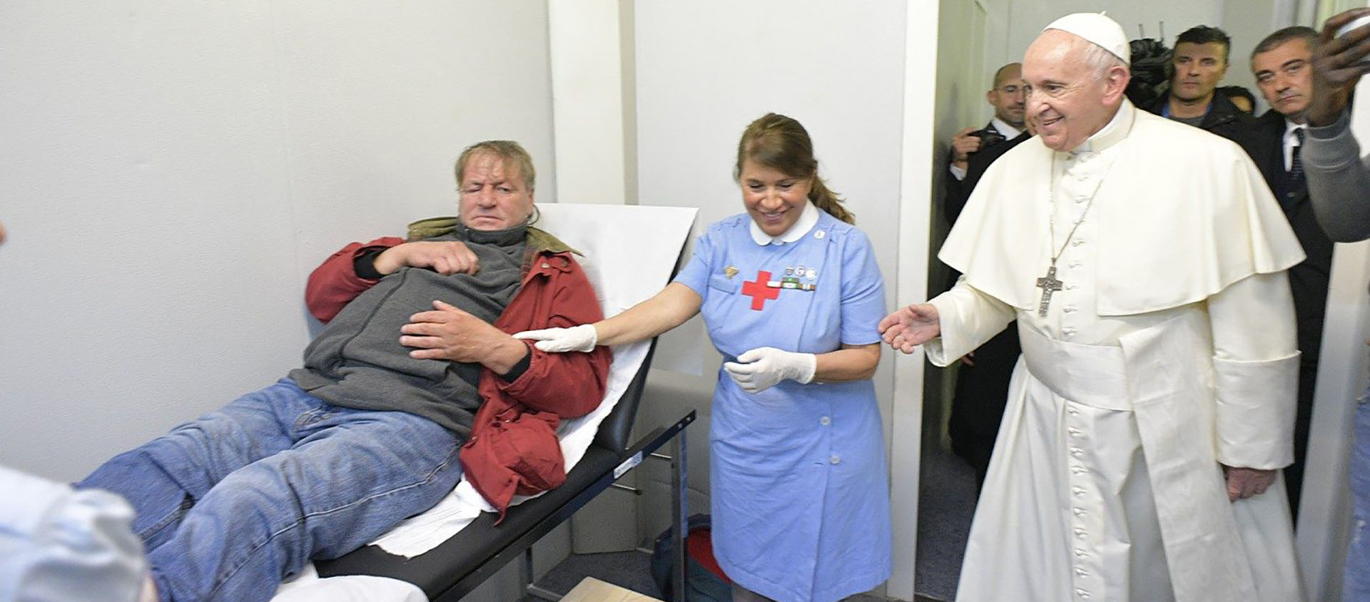 Le pape a rendu visite au personnel travaillant dans une clinique mobile, destinée à la prévention des maladies cardiovasculaires, ouverte aux plus démunis | © Vatican news