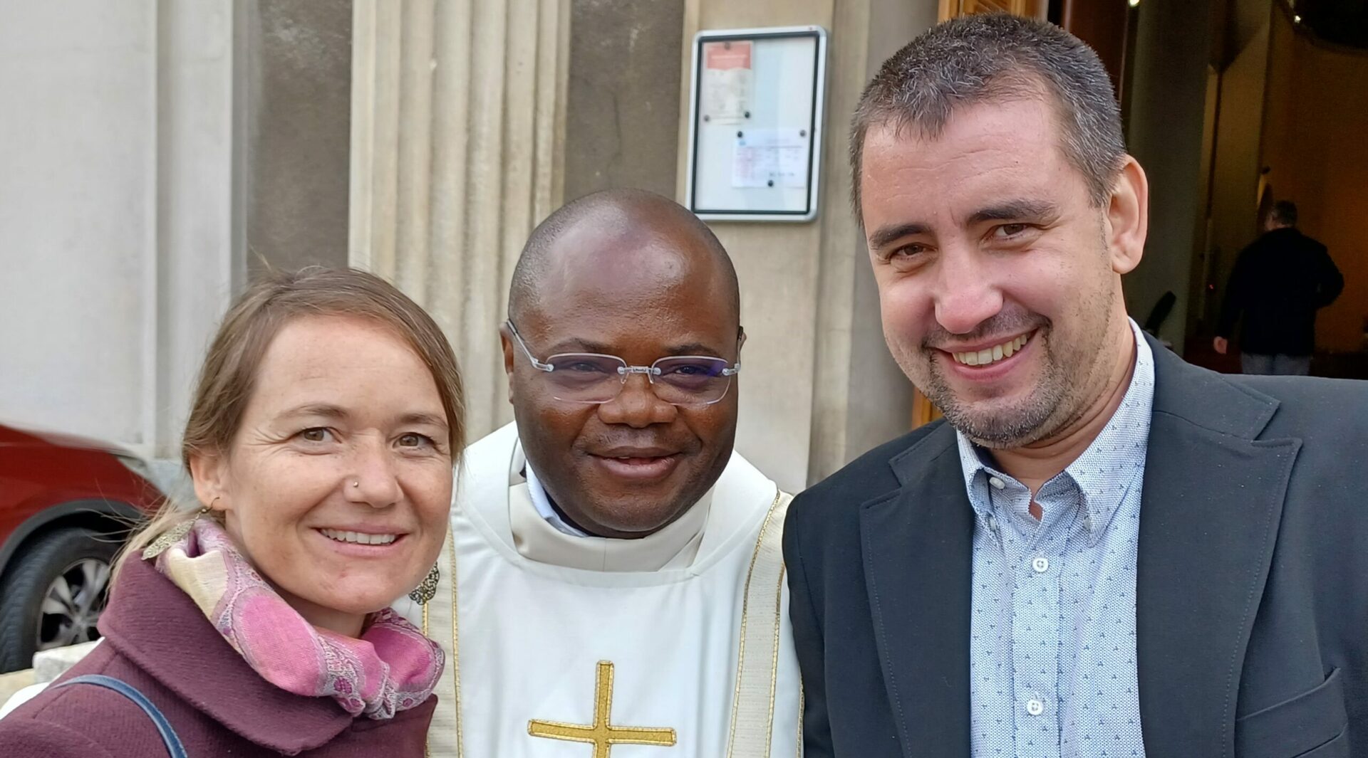 Le nouveau diacre Dalbert Agbossou avec Fabien Udriot, candidat au diaconat, et son épouse Virginie | © Bernard Litzler