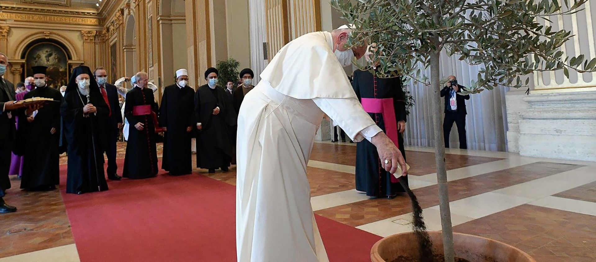 Le pape et la trentaine de religieux présents à la signature du document ont versé un verre de terre dans le pot d'un olivier qui sera planté dans les jardins du Vatican | © Vatican news