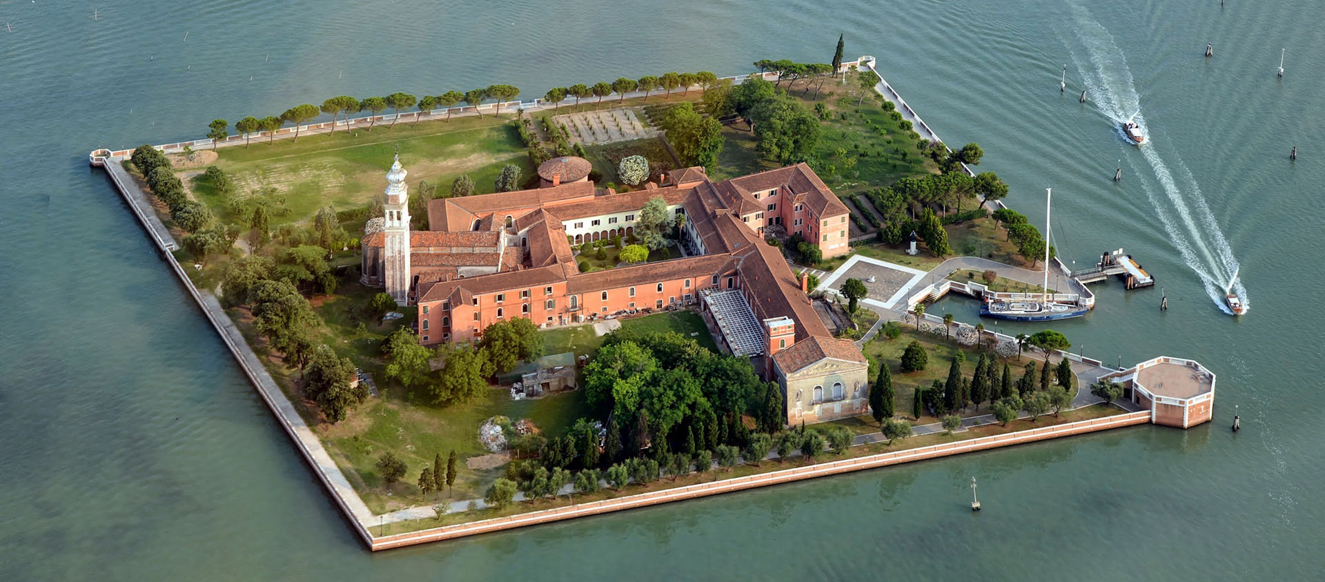 Vue aérienne de l’île San Lazzaro, un territoire insulaire de 30'000 mètres carrés où sont installés les "mékhitaristes" │© CC BY-NC-ND 2.0