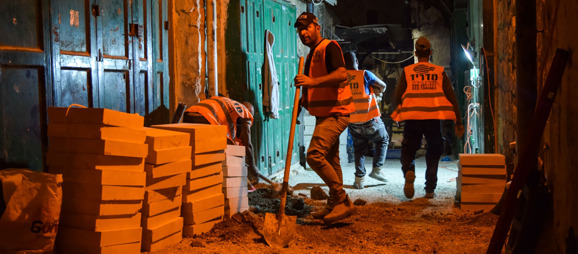 De 19h au petit matin, une vingtaine d’ouvriers s’activent pour remplacer les vieux pavés de la Via Dolorosa | © Cécile Lemoine/TSM