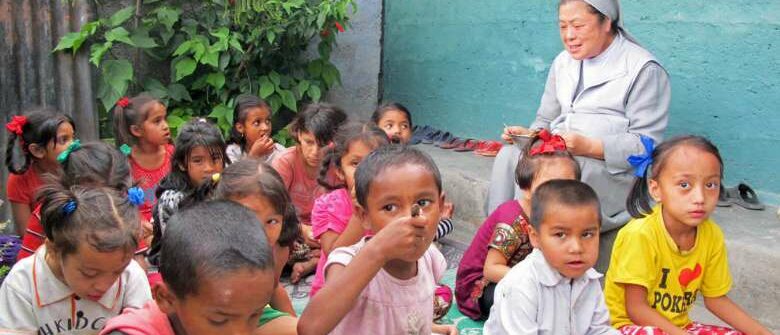 Sœur Martha Park Byongsuk avec des enfants du foyer Saint-Paul’s Happy Home, au bidonville de Pokhara Bus-Park (Népal) | © globalsistersreport.org