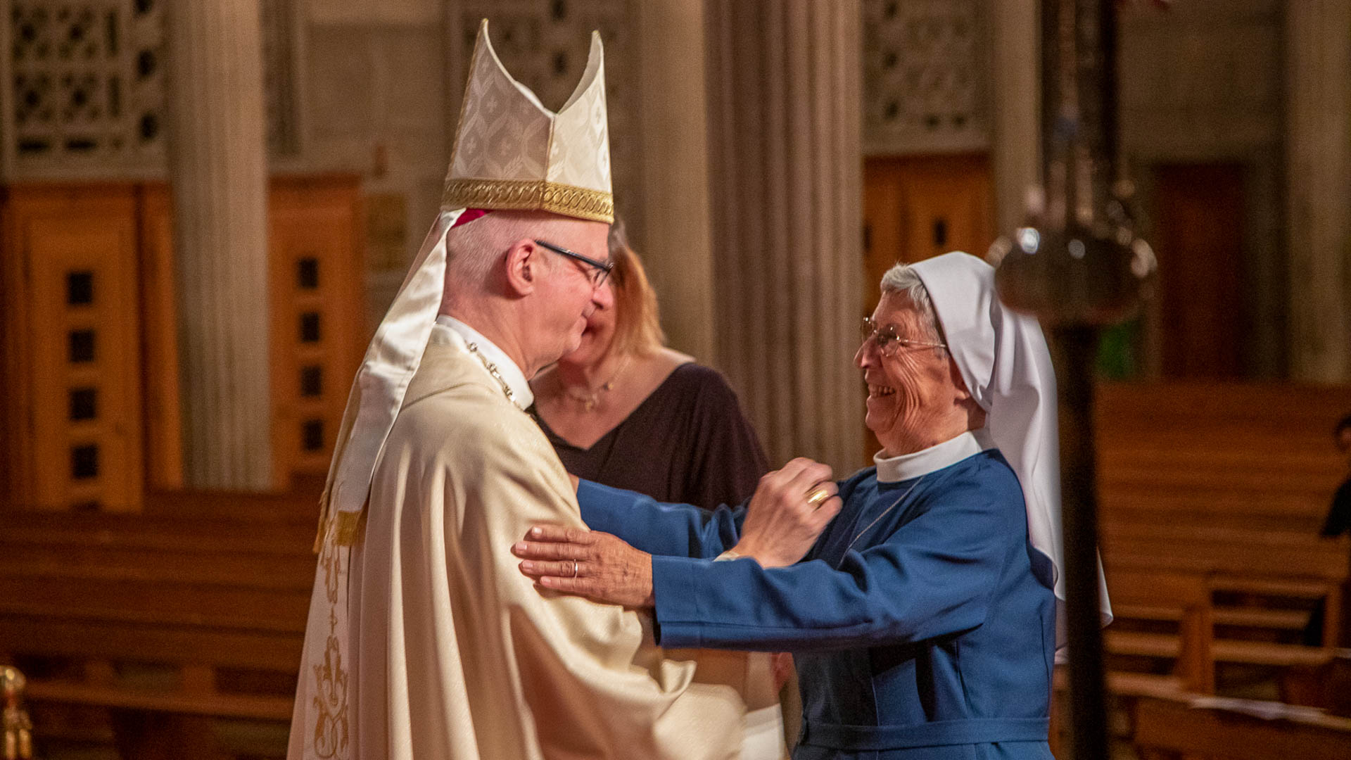 Baiser de paix entre Sœur Marie Emmanuel et l'évêque au moment de son installation | © cath-fr Joao Carita 