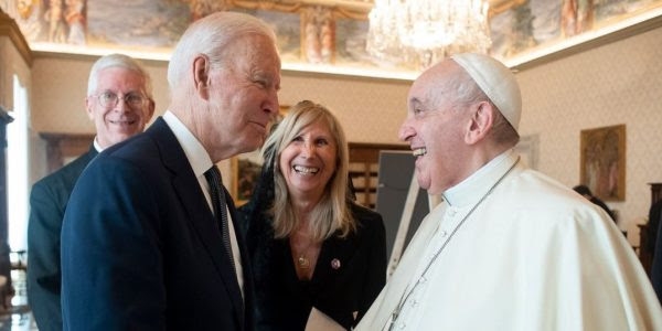 Une ambiance détendue entre le président Biden et le pape François | Vatican media
