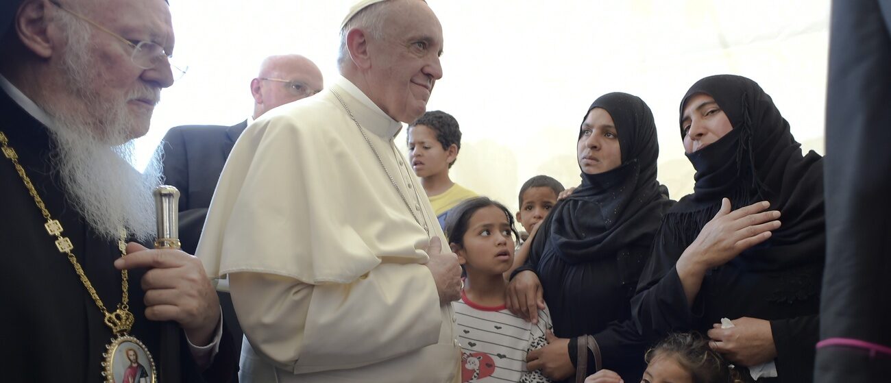 En avril 2016, le pape François est allé à la rencontre des migrants, à Lesbos (Grèce) | © L'Osservatore Romano/Pool Photo via AP/Keystone