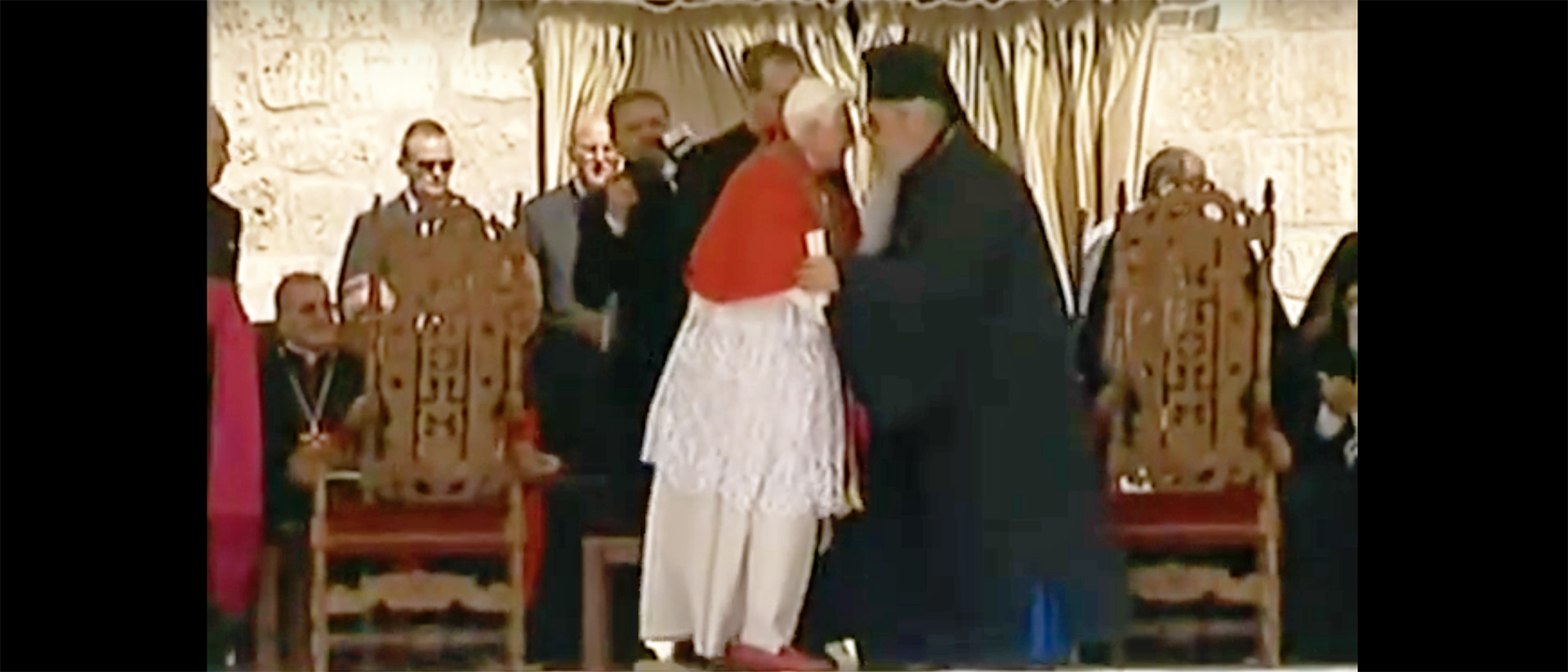 Benoît XVI avec l’archevêque de Chypre Chrysostome, le 4 juin 2010 | © Youtube - CTV