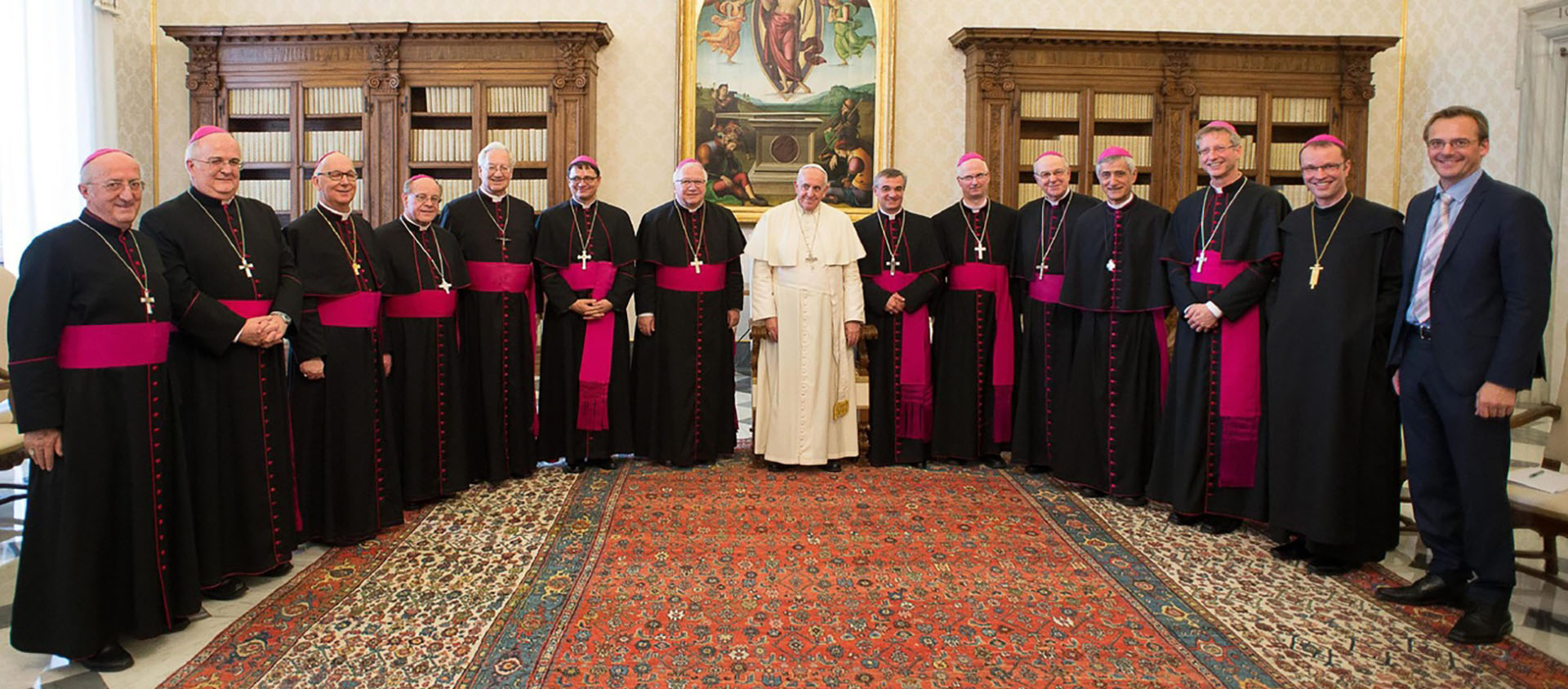 Lors de la visite "ad limina" de 2014, les évêques suisses prennent la pause avec le pape François après deux heures d'entretien  | © Keystone/EPA/Osservatore Romano