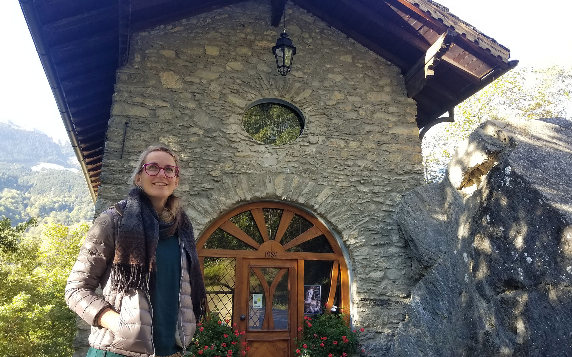 Virginie devant la chapelle des Corbelins, en lisière du village de Chandolin (Savièse) | © Christine Mo Costabella