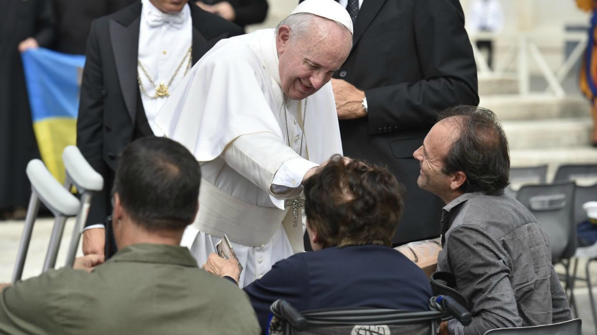 Le pape François bénit des pèlerins venus à l'audience générale, le 28 août 2019  | © Vatican Media
