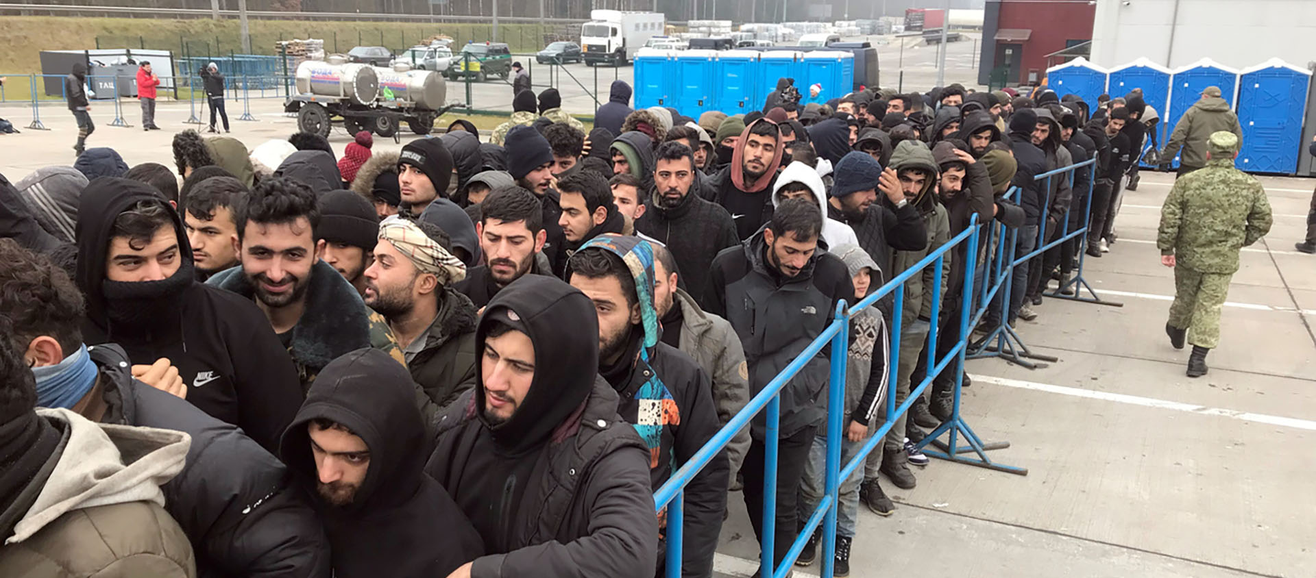 Des migrants font la queue dans l'attente d'un repas à la frontière entre la Pologne et la Biélorussie | © Keystone/Ulf Mauder/dpa