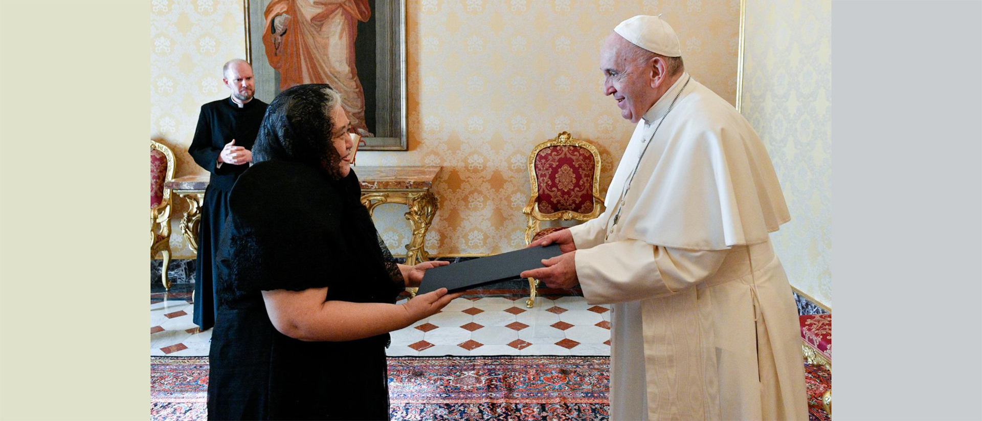 L'ambassadrice de Philippines, Myla Grace Ragenia Catalbas Macahilig, reçue par le pape | © Twitter - @VaticanNews