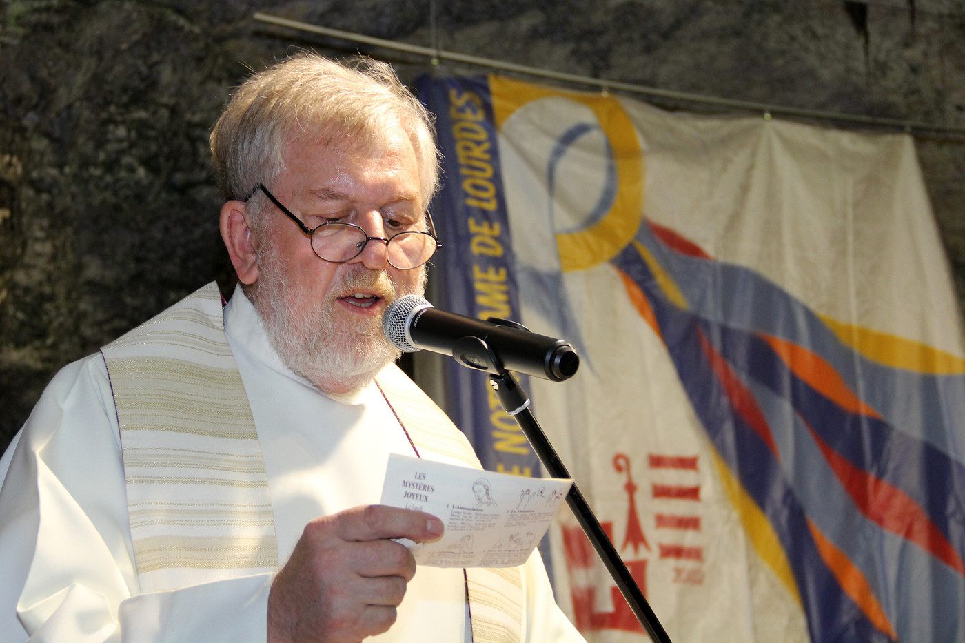 L'abbé Nicolas Bessire, le 15 août 2019 dans la grotte Sainte-Colombe à Undervelier (JU) | © SCJP