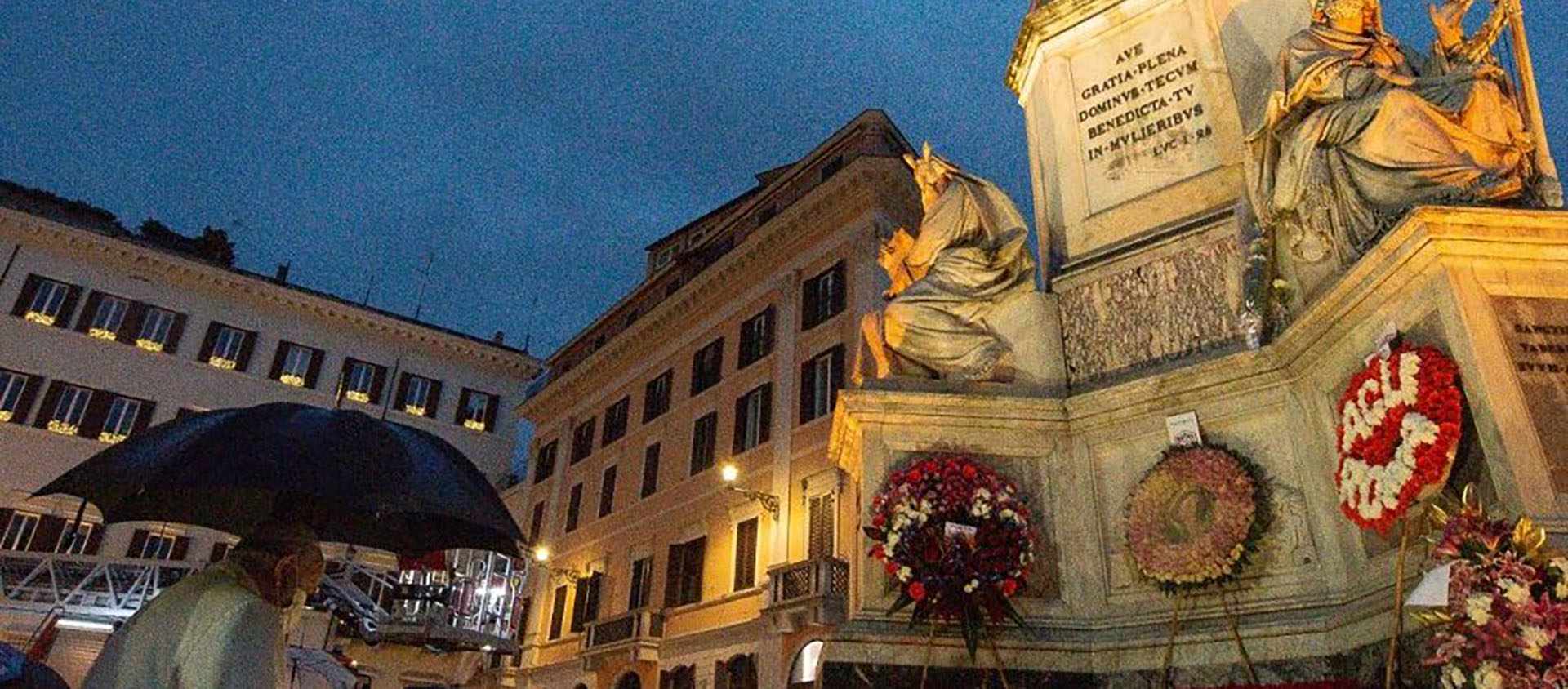 En 2020, ma lgré une annulation annoncée, le pape (à gauche sur l'image) s'était rendu, tôt le matin, Place d'Espagne pour la fête de l'Immaculée Conception | © Vatican Media
