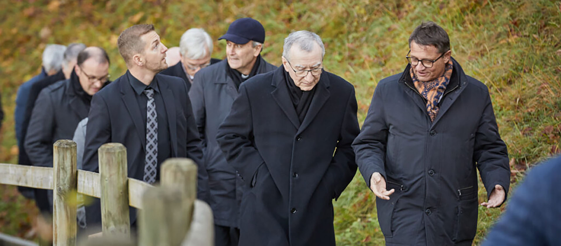 Le cardinal Parolin, ici avec Mgr Félix Gmür, le président de la CES, a effectué un pèlerinage au Ranft avec les évêques suisses | © CES