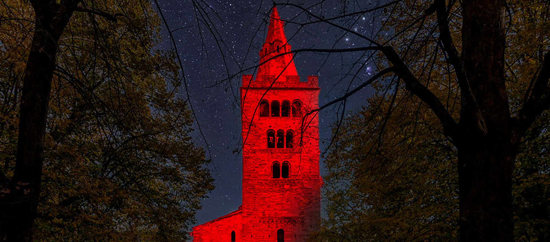 Lors de la semaine rouge organisée par AED, la cathédrale de Sion sera illuminée en rouge en mémoire des chrétiens persécutés | © AED  - Photo modifiée