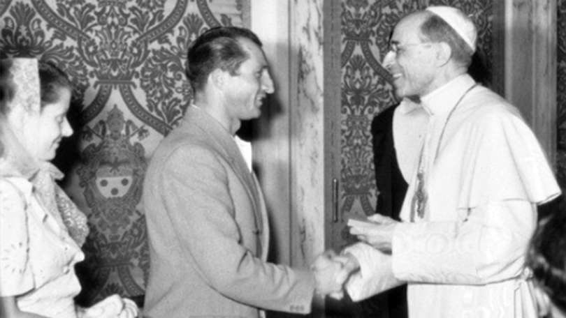 Le cycliste italien Gino Bartali salue le pape Pie XII en 1948