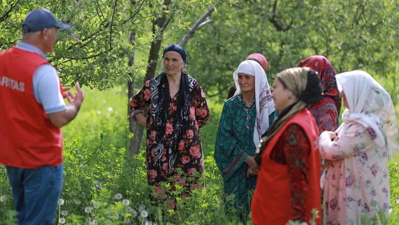 Un collaborateur de Caritas discute avec des paysannes du Tadjikistan | © Caritas Suisse