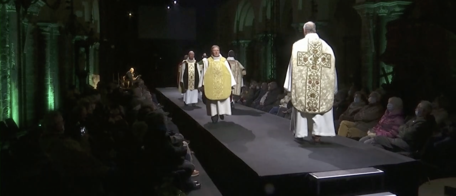 A Tournai, le défilé a présenté des pièces de vêtements liturgiques uniques | capture d'écran Le Parisien