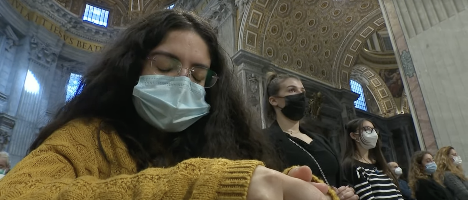 Le pape François a célébré la messe dans une basilique St-Pierre remplie de jeunes, le 21 novembre 2021 (capture d'écran Vatican Media)