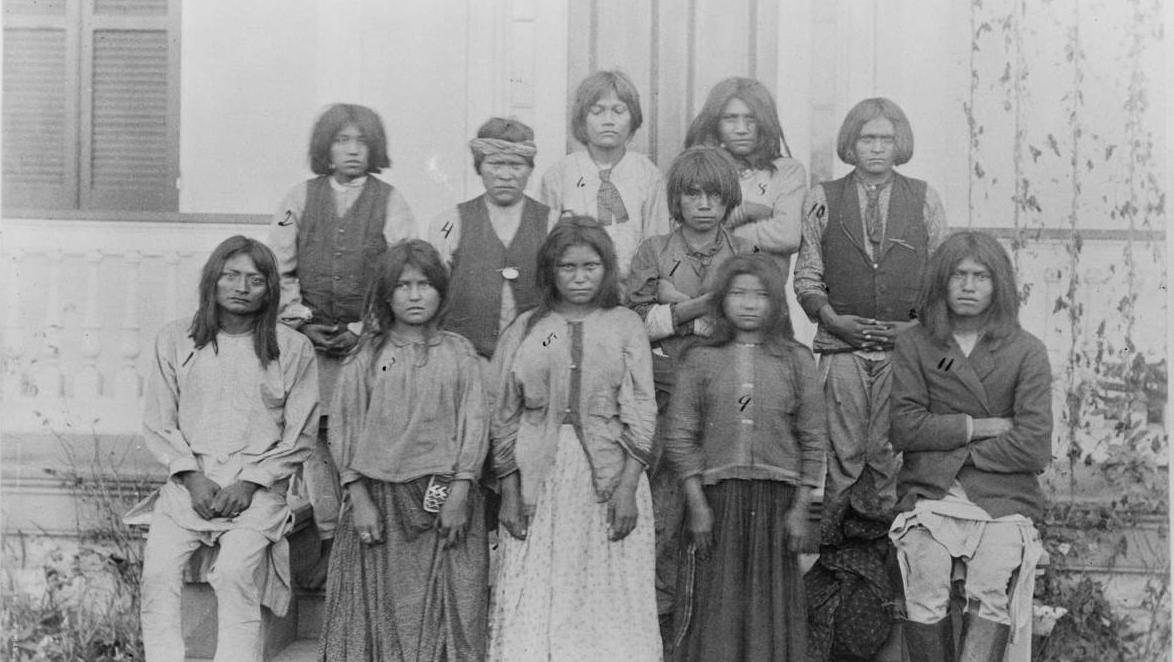 Jeunes indiens apaches dans un  pensionnat autochtone de Carlisle, en Pennsylvanie | Archives nationales US