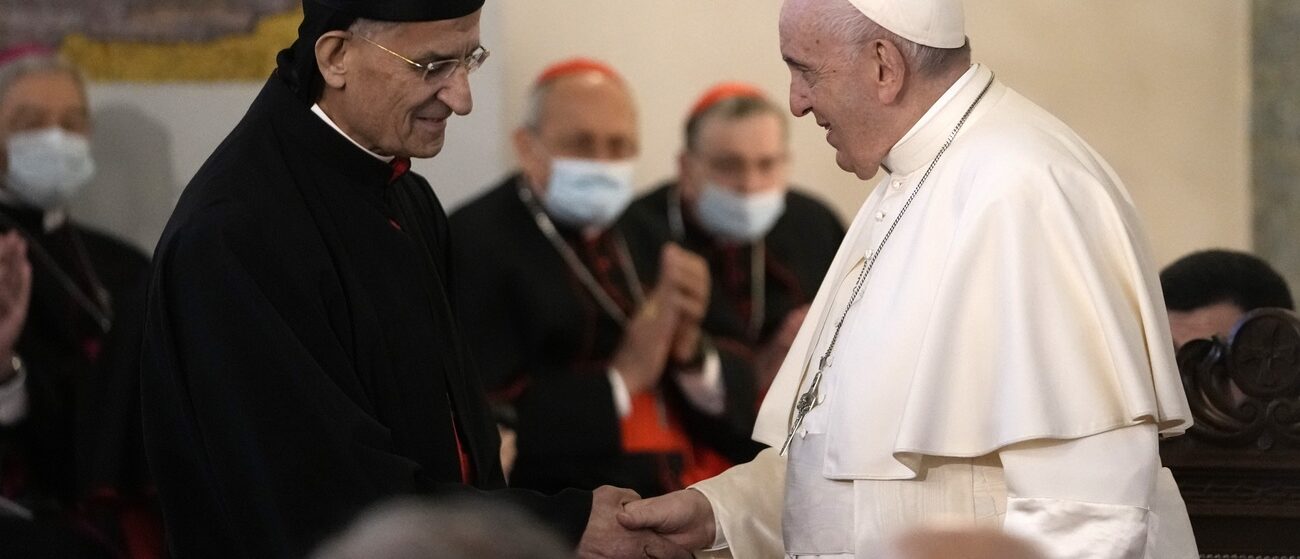 Le pape François salue le patriarche maronite Bechara Raï dans la cathédrale de Nicosie (Chypre), le 2 décembre 2021 | © AP Photo/Alessandra Tarantino