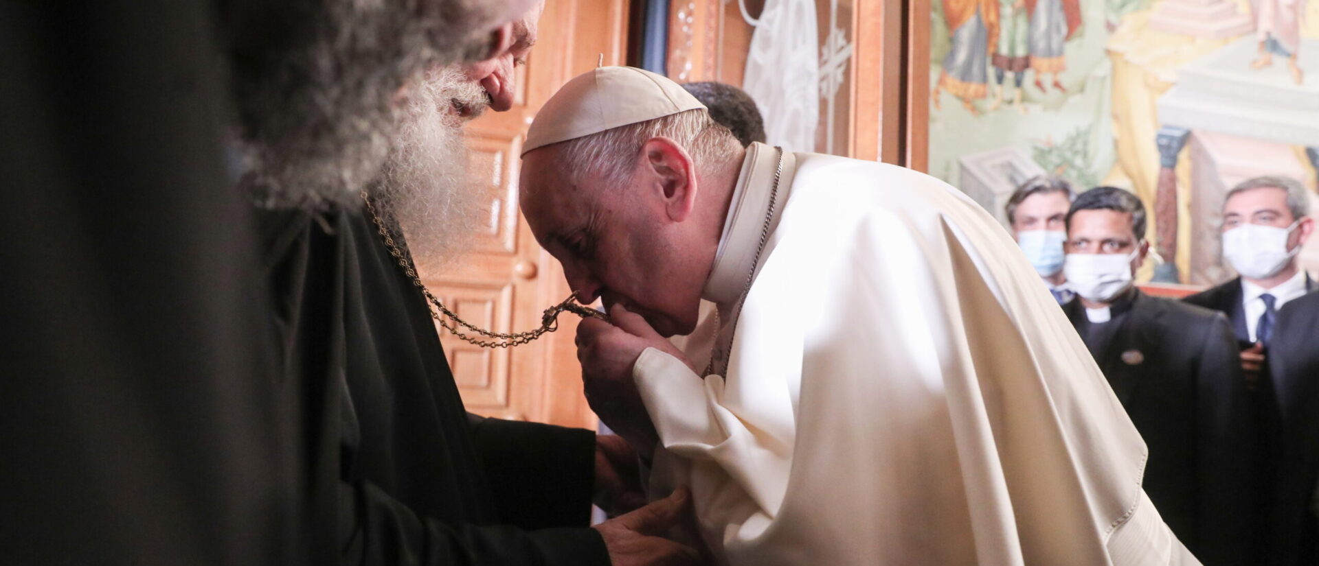 En Grèce, le pape François a tendu des perches de réconciliation aux orthodoxes. Ici avec  l'archevêque Hiéronymus II à Athènes le 4 décembre 2021 | © Keystone