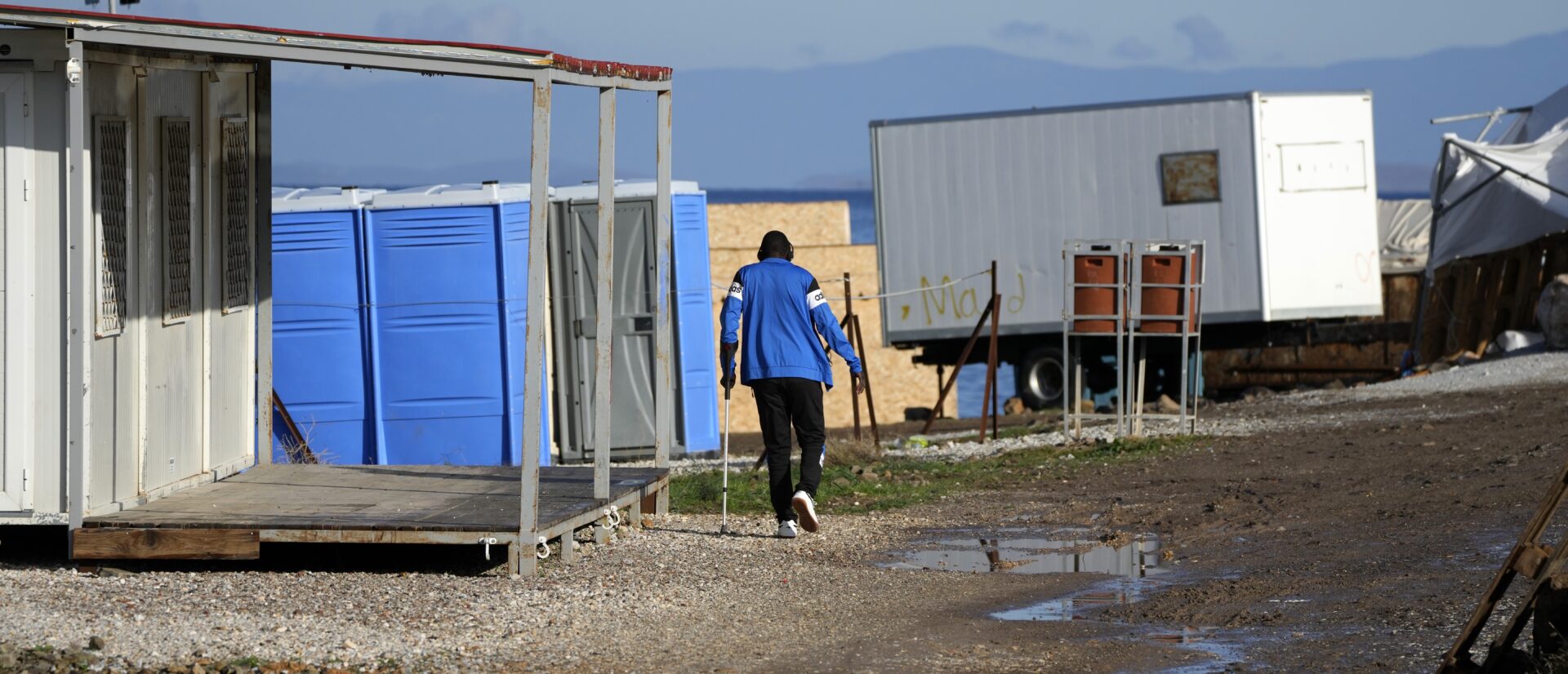 Un migrant dans le camp de Karatepe, sur l'île de Lesbos, lors de la visite du pape François le 5 décembre 2021 | © Keystone/Alessandra Tarantino