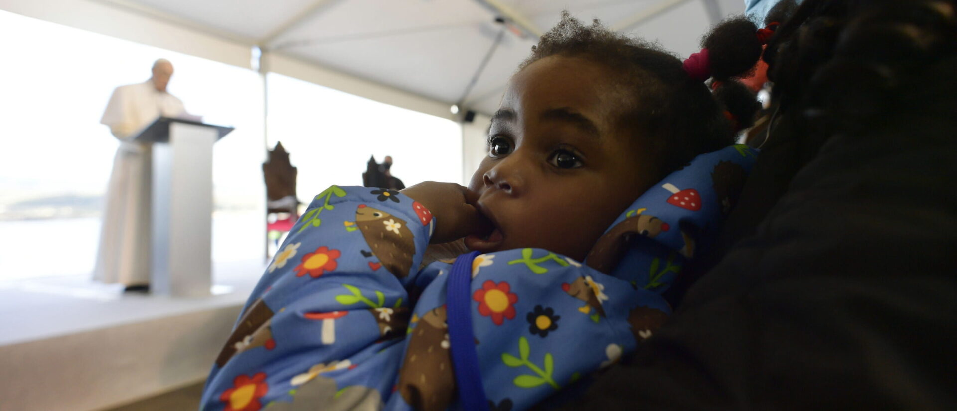 Lors de son discours au camp de Karatepe le 5 décembre 2021, le pape a invité à regarder le visage des enfants migrants.  | © Vatican Media/Keystone