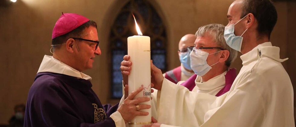 Mgr Felix Gmür, évêque de Bâle, remet la bougie de l'Espace pastoral Ajoie Clos du Doubs aux deux responsables Christophe Wermeille et l'abbé Jean-Pierre Babey | © Service de communication du Jura pastoral