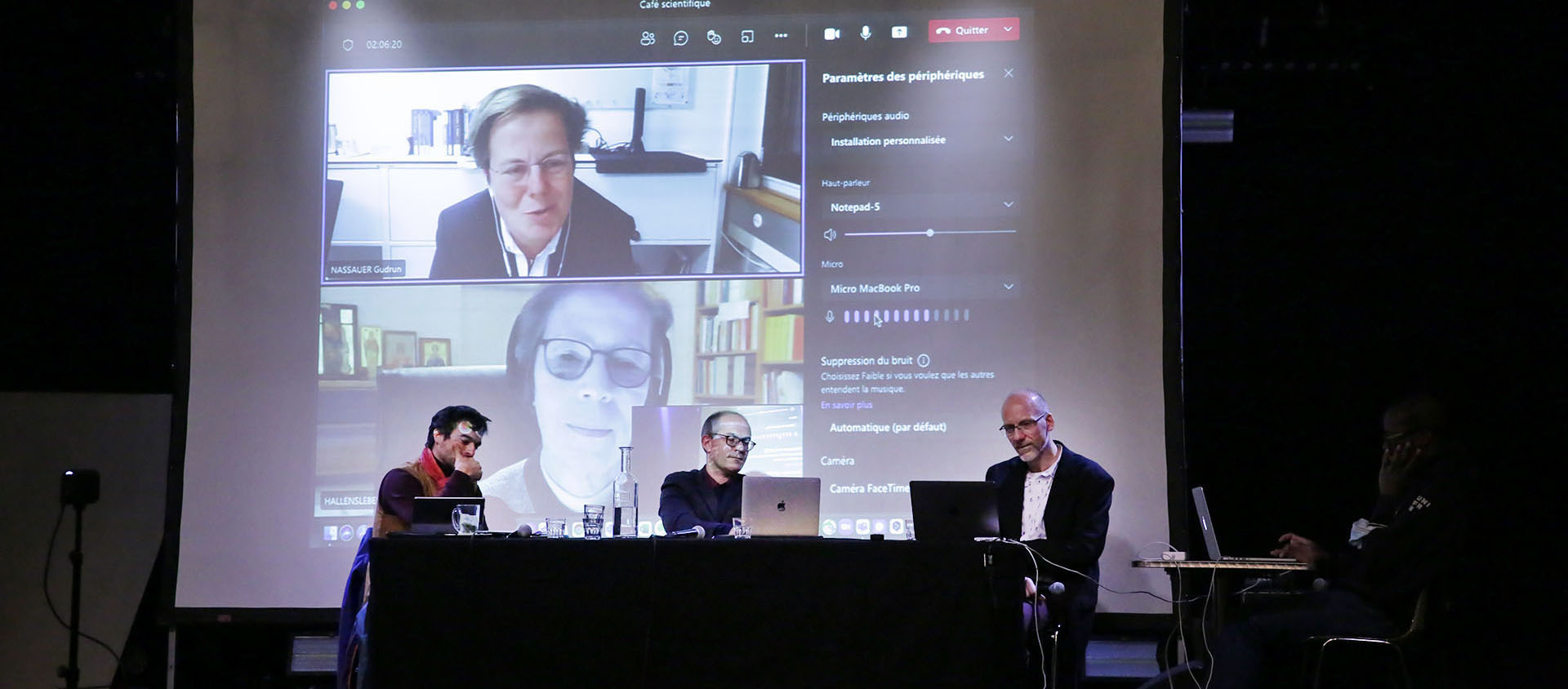 Gudrun Nassauer, Barbara Hallensleben (écran), Xavier Gravend-Tirole (à g. sur la scène) et François Périllon (centre), ont répondu aux questions du public au cours d'échanges modérés par Fabien Hunenberger | © Bernard Hallet