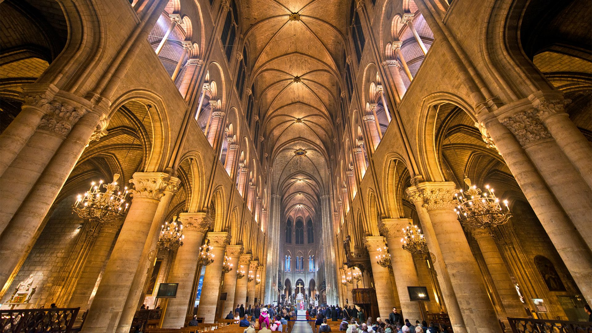 La perspective de la nef de Notre-Dame de Paris doit être remise en valeur. Photo d'avant l'incendie de 2019 |  Flickr/Tom Bricker/ 